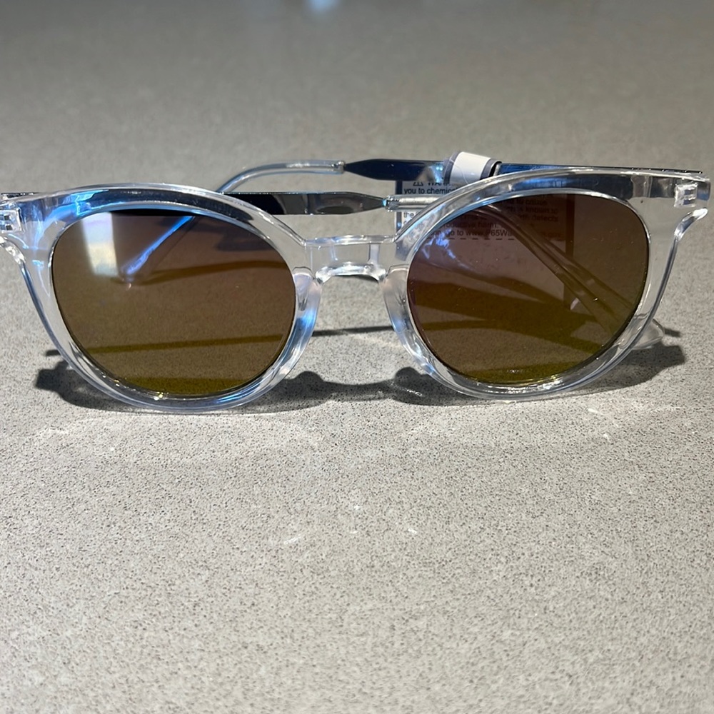 Brand new - O by Oscar De La Renta - plastic UV protection sunglasses